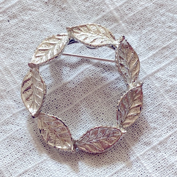 Vintage 50s Signed Gerry’s 7 Leaf Circle Broach - Picture 1 of 4